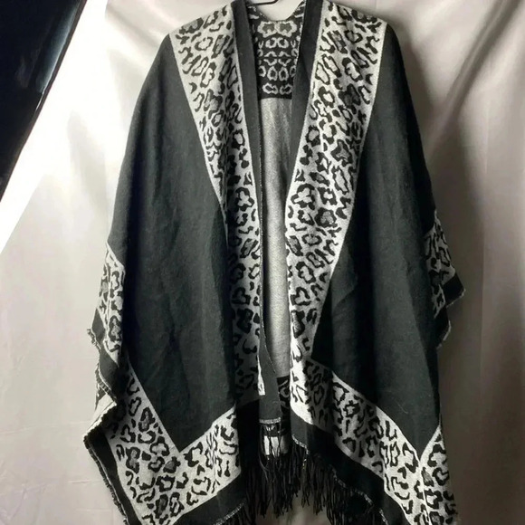 UNBRANDED WOMENS ONE SIZE FITES MOST OVERSIZED WRAP BLACK WITH GRAY ANIMAL PRINT - Picture 3 of 7